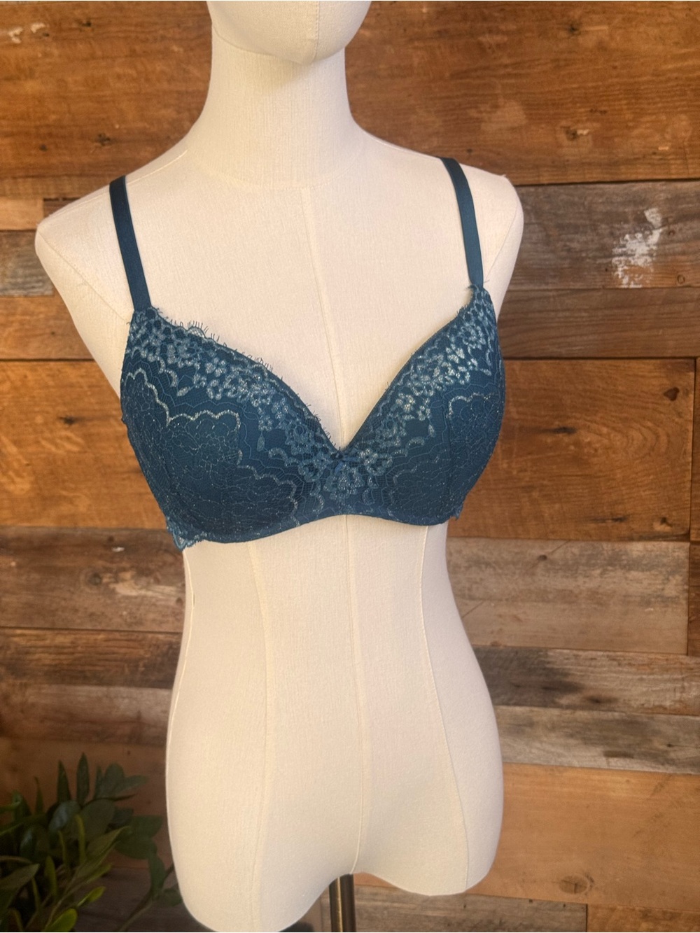 Victoria's Secret Dream Angels Teal Metallic Wireless Bra Size 38B Lace Detail.